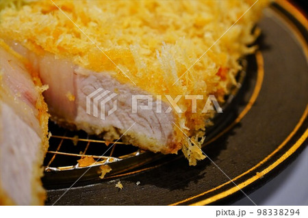 トンカツの断面 98338294