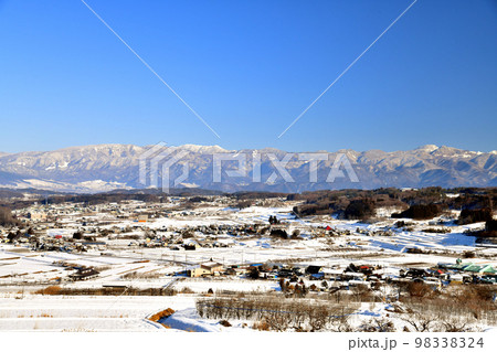 飯綱町黒川、飯綱町牟礼周辺(手前)／志賀高原方面(遠景)を望む(長野県飯綱町)【2023.1】 98338324