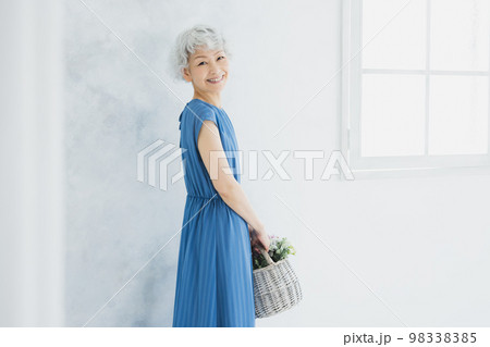 シニア女性 98338385