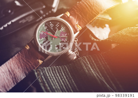 old military style of men wristwatch 98339191