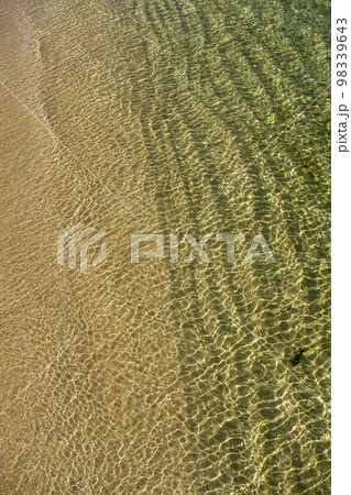 南国の太陽を浴びてキラキラ光るサンゴ礁の海・石垣島 98339643