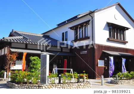 神奈川県藤沢市　藤沢宿旧東海道沿いのふじさわ宿交流館と青空 98339921