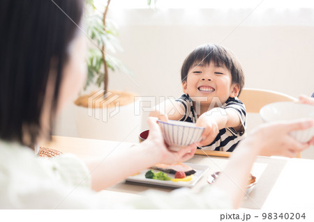 ファミリー 食事シーン ご飯をおかわりする男の子 ファミリー 食事シーン ご飯をおかわりする男の子 98340204