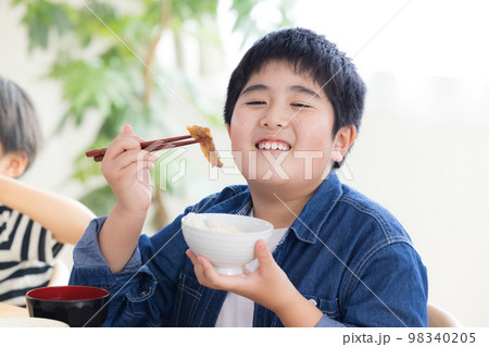 ファミリー 食事 お肉を食べる男の子 ファミリー 食事 お肉を食べる男の子 98340205