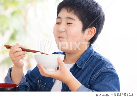 ファミリー　食事　ご飯を食べる男の子 98340212