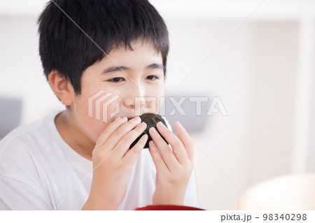 ファミリー 食事 おにぎりを食べている男の子 ファミリー 食事 おにぎりを食べている男の子 98340298