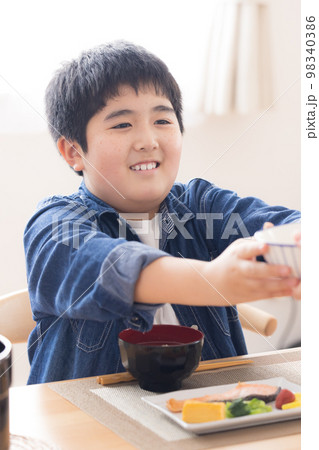 ファミリー 食事 ご飯をおかわりしている男の子 ファミリー 食事 ご飯をおかわりしている男の子 98340386