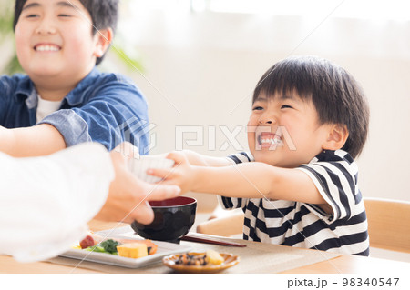 ファミリー 食事 ご飯をおかわりする兄弟 ファミリー 食事 ご飯をおかわりする兄弟 98340547