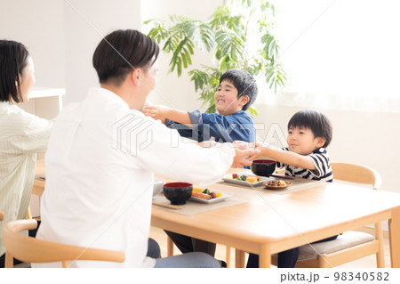 ファミリー　食事　ご飯をおかわりする兄弟 98340582