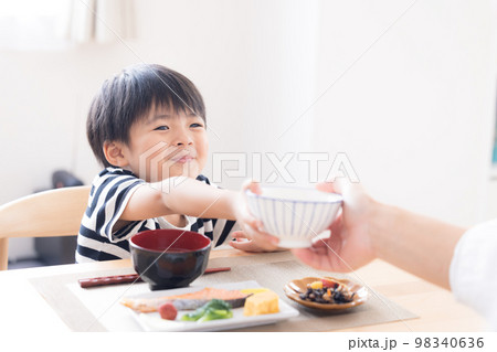 ファミリー　食事シーン　ご飯をおかわりする男の子 98340636