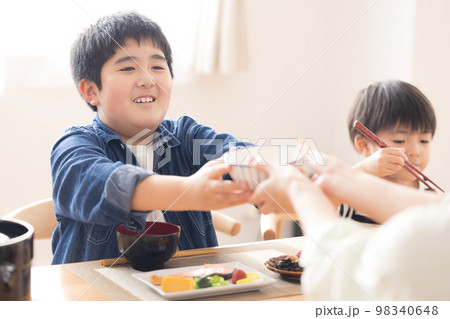 ファミリー 食事 ご飯をおかわりしている男の子 ファミリー 食事 ご飯をおかわりしている男の子 98340648