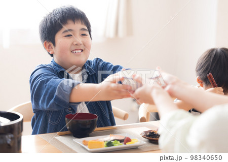 ファミリー　食事　ご飯をおかわりしている男の子 98340650