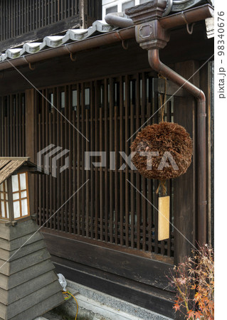 格子出窓と杉玉のある古民家・津山市・伝統的建造物群 格子出窓と杉玉のある古民家・津山市・伝統的建造物群 98340676