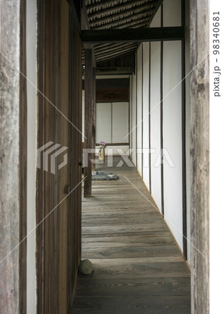 縁側にいけられた菊・津山市・伝統的建造物群 98340681