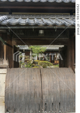 犬走のある古民家の玄関から見た日本庭園・津山市・伝統的建造物群 犬走のある古民家の玄関から見た日本庭園・津山市・伝統的建造物群 98340682