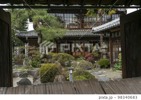 犬走のある古民家の玄関から見た日本庭園・津山市・伝統的建造物群 98340683
