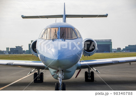 自衛隊の救難捜索機U-125Aを正面から撮影した 98340788