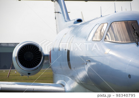 航空自衛隊の救難捜索機U-125Aの機体右側のボディとジェットエンジン 航空自衛隊の救難捜索機U-125Aの機体右側のボディとジェットエンジン 98340795