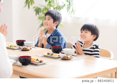 ファミリー 食事 いただきますをしている兄弟 ファミリー 食事 いただきますをしている兄弟 98340851