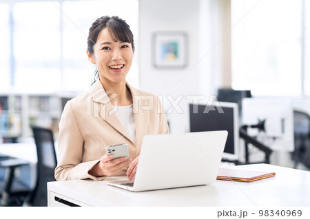 女性　ビジネス　ビジネスウーマン　オフィス　新入社員 98340969