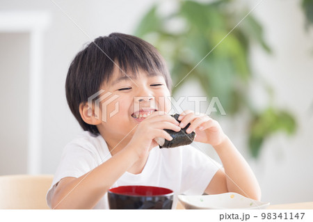 ファミリー　食事　おにぎりを食べている男の子 98341147