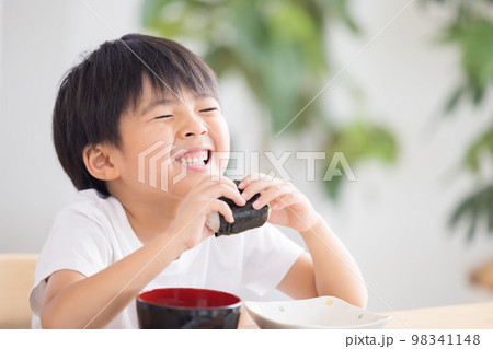 ファミリー　食事　おにぎりを食べている男の子 98341148