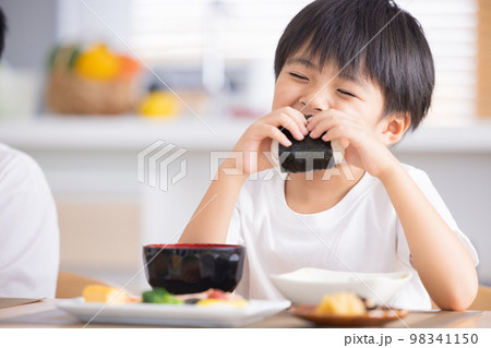 ファミリー　食事　おにぎりを食べている男の子 98341150