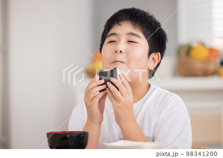 ファミリー 食事 おにぎりを食べている男の子 ファミリー 食事 おにぎりを食べている男の子 98341200