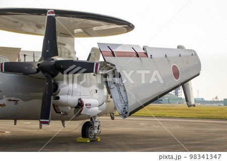 航空自衛隊の早期警戒機E-2Cが駐機して翼を収納している部分 98341347