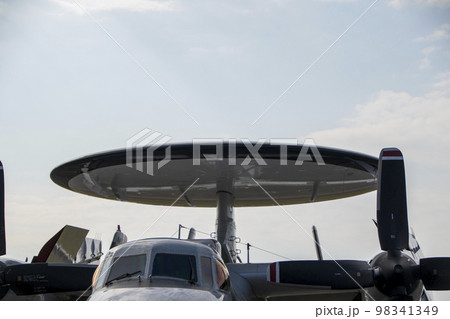 航空自衛隊の早期警戒機E-2Cの機体上部にある円盤型のレーダー 航空自衛隊の早期警戒機E-2Cの機体上部にある円盤型のレーダー 98341349