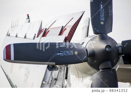 航空自衛隊の早期警戒機E-2Cのプロペラ部分のアップ写真 98341352