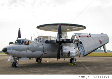 駐機した航空自衛隊の早期警戒機E-2Cを左前から撮影した写真 98341354