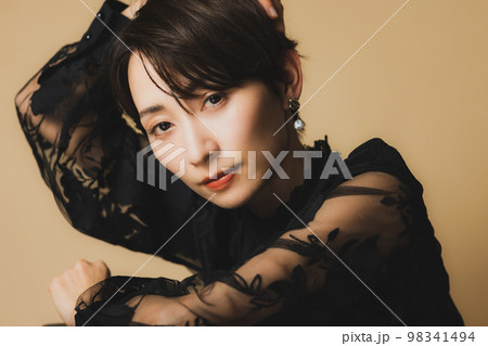 ショートヘアの女性　 98341494