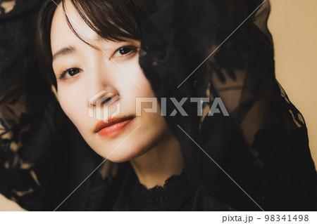 ショートヘアの女性　 98341498