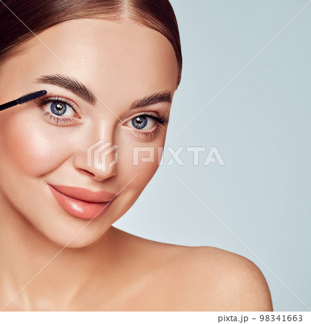 Beauty woman applying black mascara on eyelashes 98341663