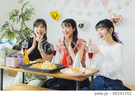 女子会イメージ 女子会イメージ 98341702