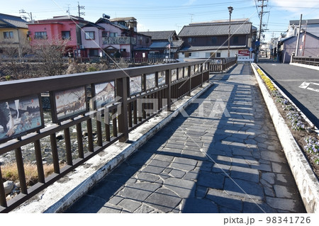 阿木川に架かる大井橋 98341726