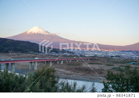 夕方の富士川サービスエリアでの富士山 夕方の富士川サービスエリアでの富士山 98341871