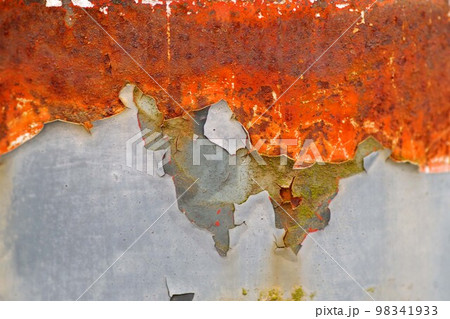 錆びて塗装が剥がれた壁 98341933