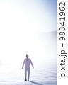 雪靄の中立つ女性の後ろ姿 98341962