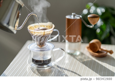 珈琲　コーヒー　ハンドドリップ　HARIO V60　抽出　湯気　白ストライプ 98341980