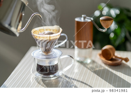 珈琲　コーヒー　ハンドドリップ　HARIO V60　抽出　湯気　白ストライプ 98341981
