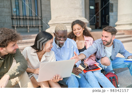 Group of student siting in campus having lunch brake. 98342157