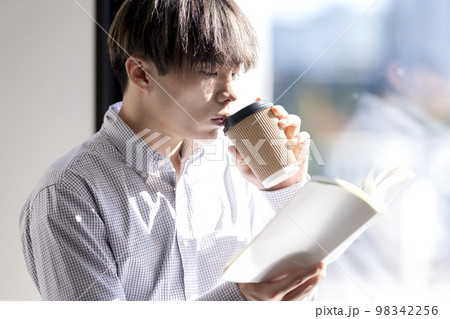 読書する若い男性 98342256