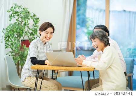 夫婦、シニア、介護、介護士、入所案内、説明、介護福祉士、看護師、相談、営業、ビジネスマン 夫婦、シニア、介護、介護士、入所案内、説明、介護福祉士、看護師、相談、営業、ビジネスマン 98342441