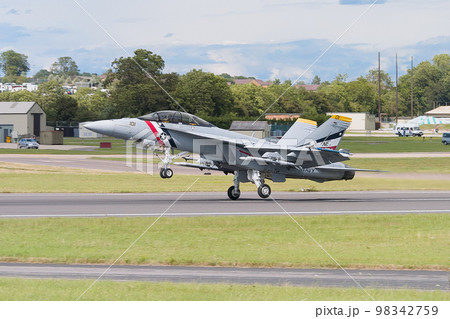 アメリカ海軍F/A-18Fスーパーホーネット離陸 アメリカ海軍F/A-18Fスーパーホーネット離陸 98342759