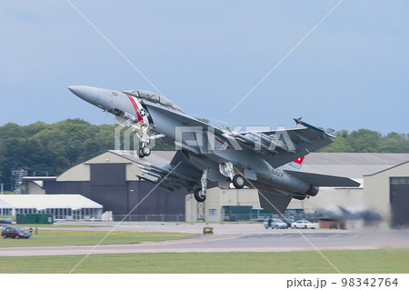 アメリカ海軍F/A-18Fスーパーホーネット離陸 98342764