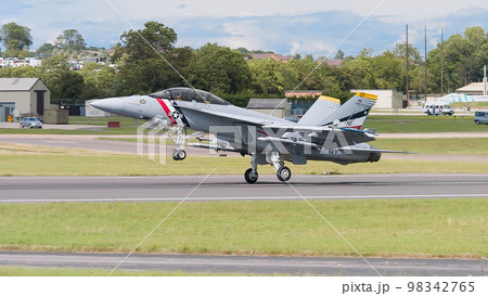 アメリカ海軍F/A-18Fスーパーホーネット離陸 98342765