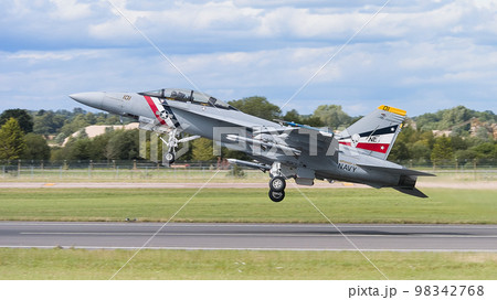 アメリカ海軍F/A-18Fスーパーホーネット離陸 98342768
