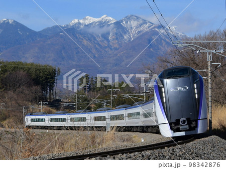 八ヶ岳を背景に走るE353系あずさ　小淵沢～長坂 98342876